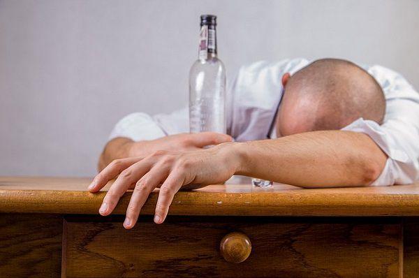 ヤケ酒で酔いつぶれた男性