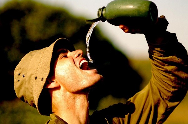 水を飲む男