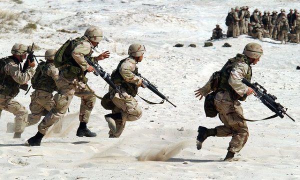 作戦中の兵士たち
