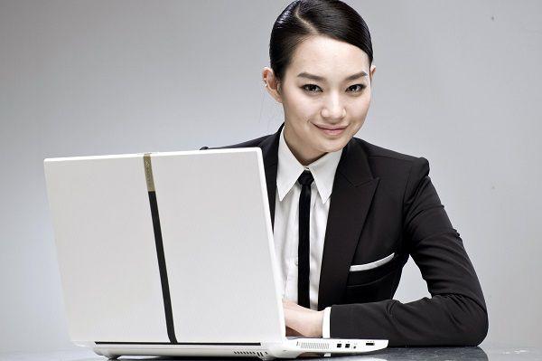 ノートPCとアジア女性