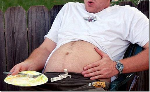 食べ過ぎた男性