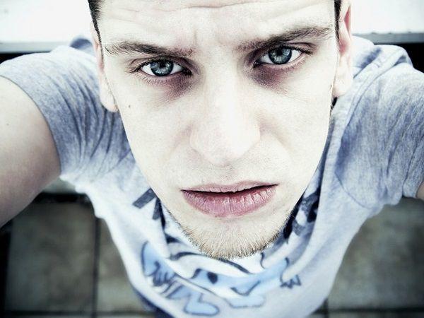 電球を交換する男性