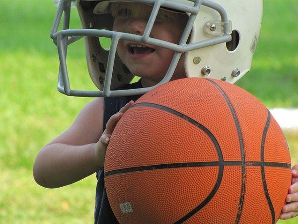 バスケットボールを持つ子供