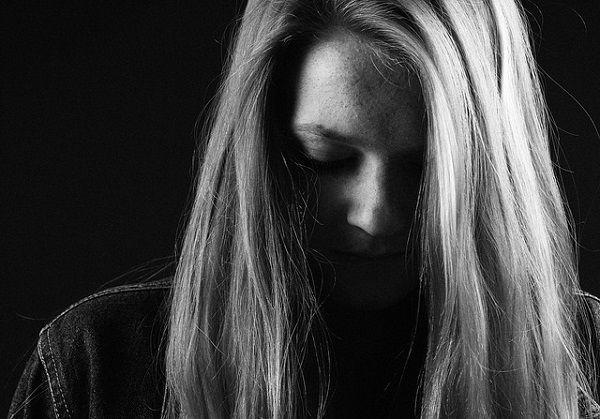 後悔する女性