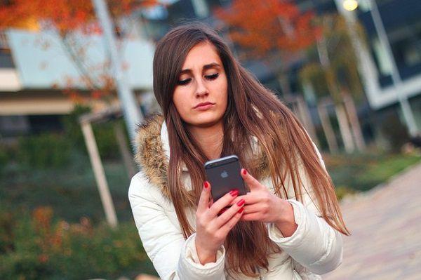 スマホを触る女性