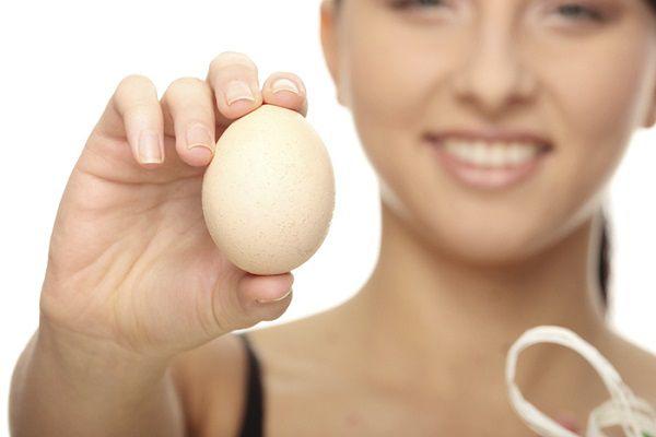 卵を差し出す女性