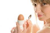 ゆで卵を食べる女性